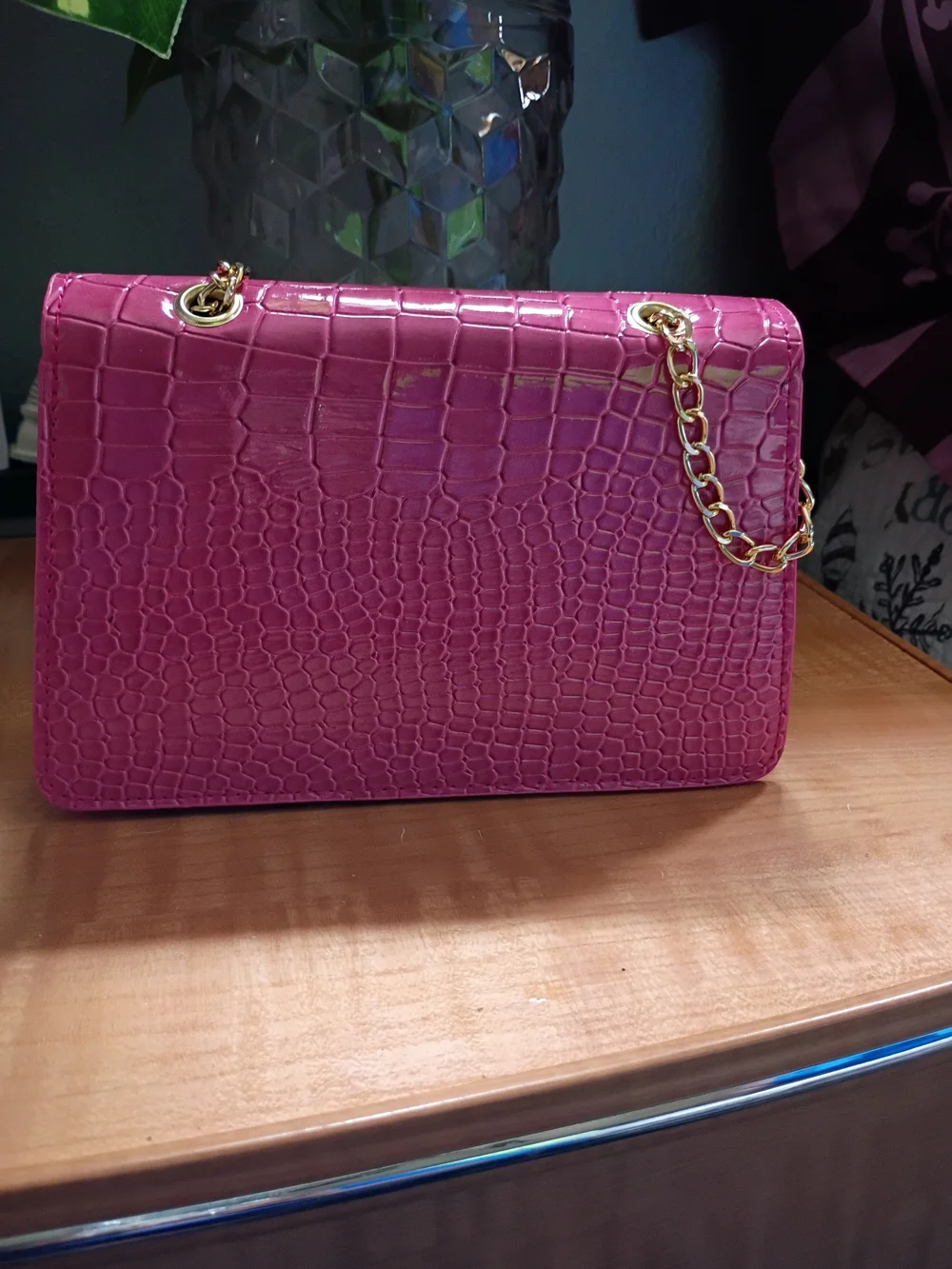 Fuchsia Croc-Embossed Chain Shoulder Bag - Gold Hardware - Picture 5 of 6